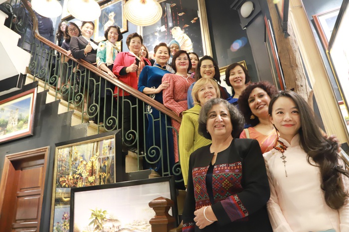 Hoạt động thường niên của Nhóm AWCH nhằm tăng cường sự gắn kết giữa các thành viên cũng như tăng cường trao đổi và sự kết nối giữa các cán bộ nữ của các bộ ngành Việt Nam với bạn bè quốc tế tại Hà Nội.