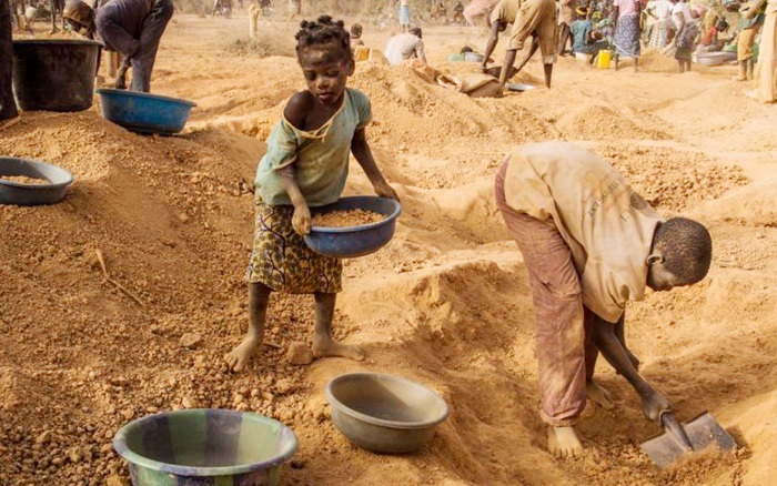 Trẻ em đào vàng ở Burkina Faso
