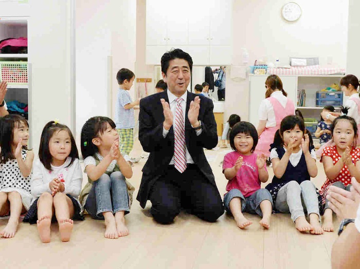 Thủ tướng Shinzo Abe đến thăm một trường mầm non
