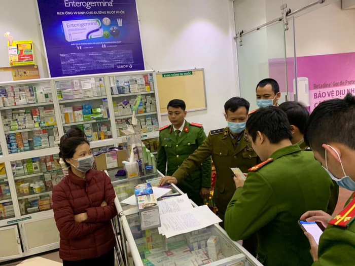 Lực lượng chức năng kiểm tra các nhà thuốc tại Hà Nội