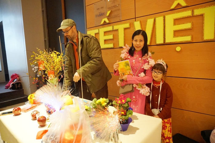Chị Trương Mỹ Vân và gia đình giới thiệu  Du thơ đất nước Việt Nam” tại buổi họp mặt mừng Xuân Kỷ Hợi 2019