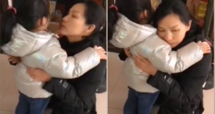 Hai mẹ con cô Zhang Min bịn rịn chia tay