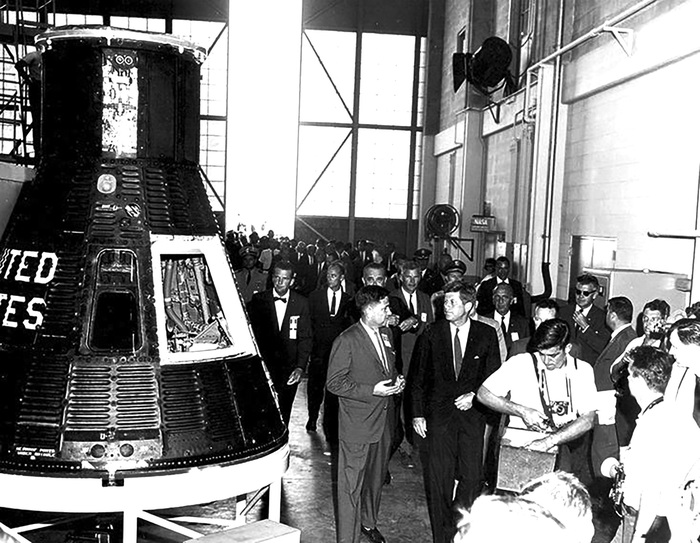 Tổng thống John F Kenedy tham quan Trạm Hàng không Cape Canaveral, nơi đỏi hỏi tính toán siêu chính xác mà bà Katherine Johnson tham dự, đảm bảo các phi hành gia trở về Trái đất an toàn.