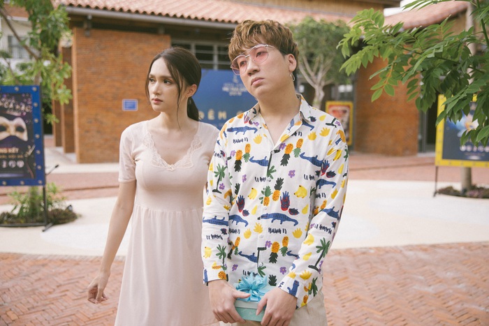 Khán giả thổn thức với MV ‘Sắc đẹp dối trá'’ của Hương Giang  - Ảnh 1.
