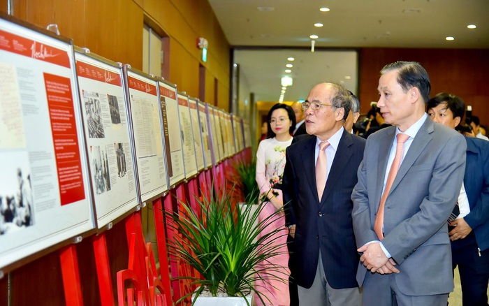 Nguyên Chủ tịch Quốc hội Nguyễn Sinh Hùng và Thứ trưởng Ngoại giao, Chủ tịch Uỷ ban Quốc gia UNESCO Lê Hoài Trung tham quan Triển lãm trưng bày ảnh, tư liệu về Chủ tịch Hồ Chí Minh
