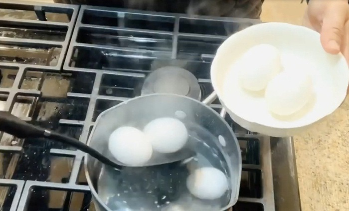 Nam MC khéo tay nhất nhì showbiz làm món trứng hấp dẫn vạn người mê - Ảnh 4.