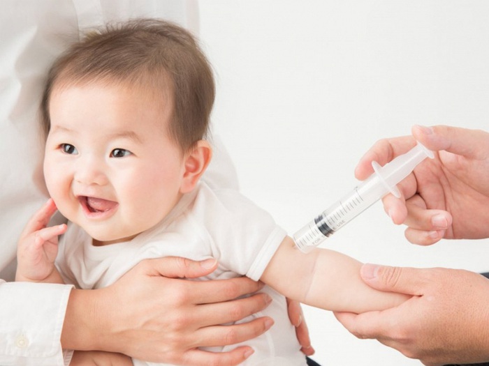 Tiêm vaccine cho trẻ để phòng dịch bệnh