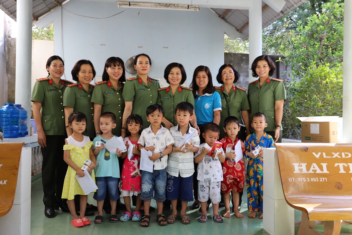 Hội Phụ nữ Công an TPHCM đến thăm các cô đội quân tóc dài nhân dịp 8/3 - Ảnh 1.