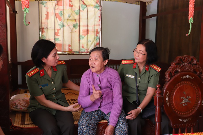Hội Phụ nữ Công an TPHCM đến thăm các cô đội quân tóc dài nhân dịp 8/3 - Ảnh 2.