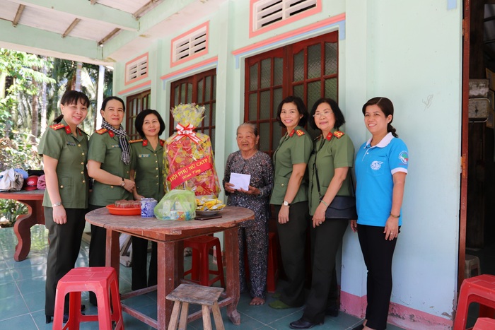 Hội Phụ nữ Công an TPHCM đến thăm các cô đội quân tóc dài nhân dịp 8/3 - Ảnh 3.