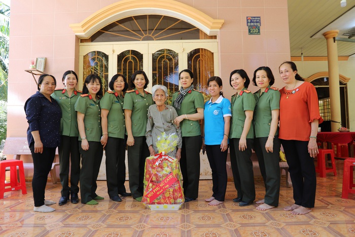 Hội Phụ nữ Công an TPHCM đến thăm các cô đội quân tóc dài nhân dịp 8/3 - Ảnh 4.