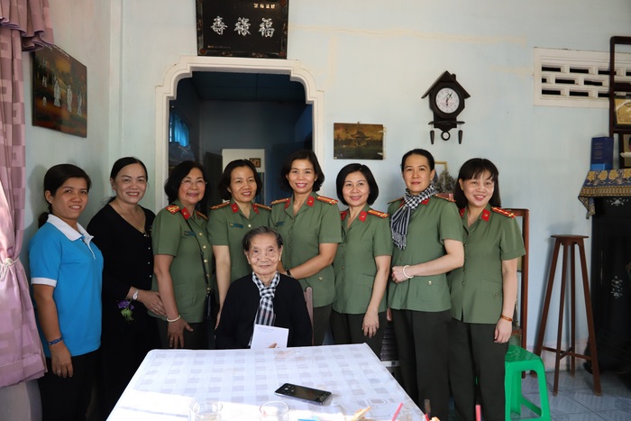 Hội Phụ nữ Công an TPHCM đến thăm các cô đội quân tóc dài nhân dịp 8/3 - Ảnh 5.
