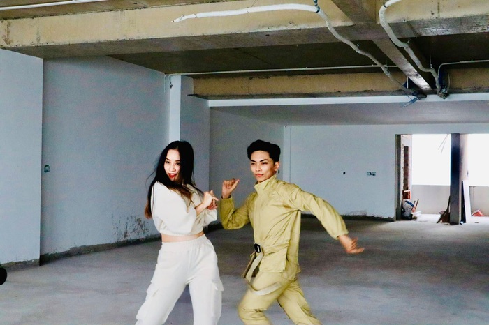 Khánh Thi gây bất ngờ với vũ đạo bài hit của BTS bằng dance sport - Ảnh 2.
