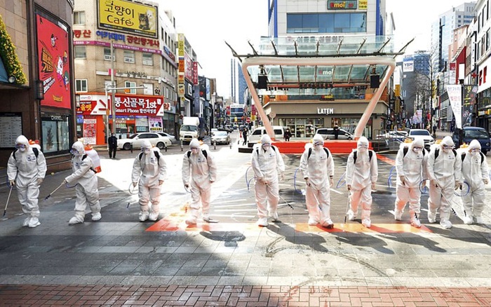 Tiến hành khử khuẩn ở thành phố Daegu, nơi có nhiều ca nhiễm nhất ở Hàn Quốc