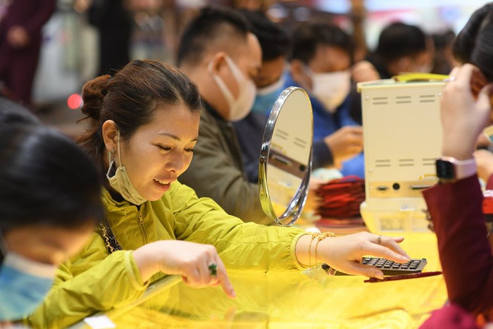 Khách hàng đeo khẩu trang kín mít đi mua vàng trong ngày vía Thần Tài  - Ảnh 5.