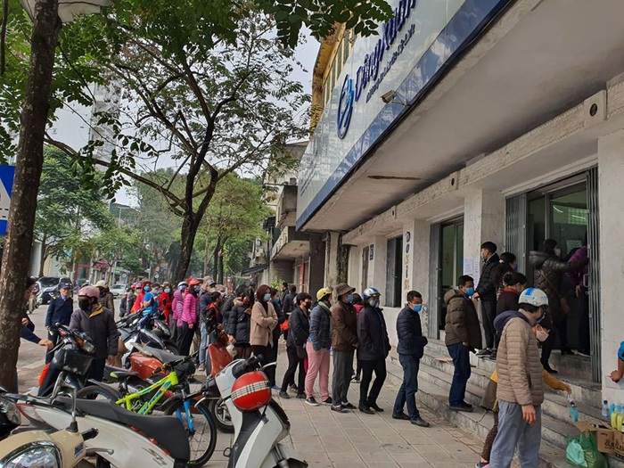 Ngày 6/2: Người Hà Nội tiếp tục xếp hàng dài chờ mua khẩu trang - Ảnh 4.