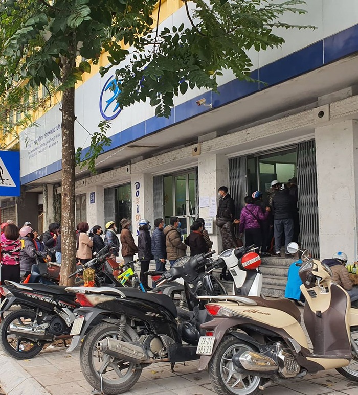 Ngày 6/2: Người Hà Nội tiếp tục xếp hàng dài chờ mua khẩu trang - Ảnh 3.