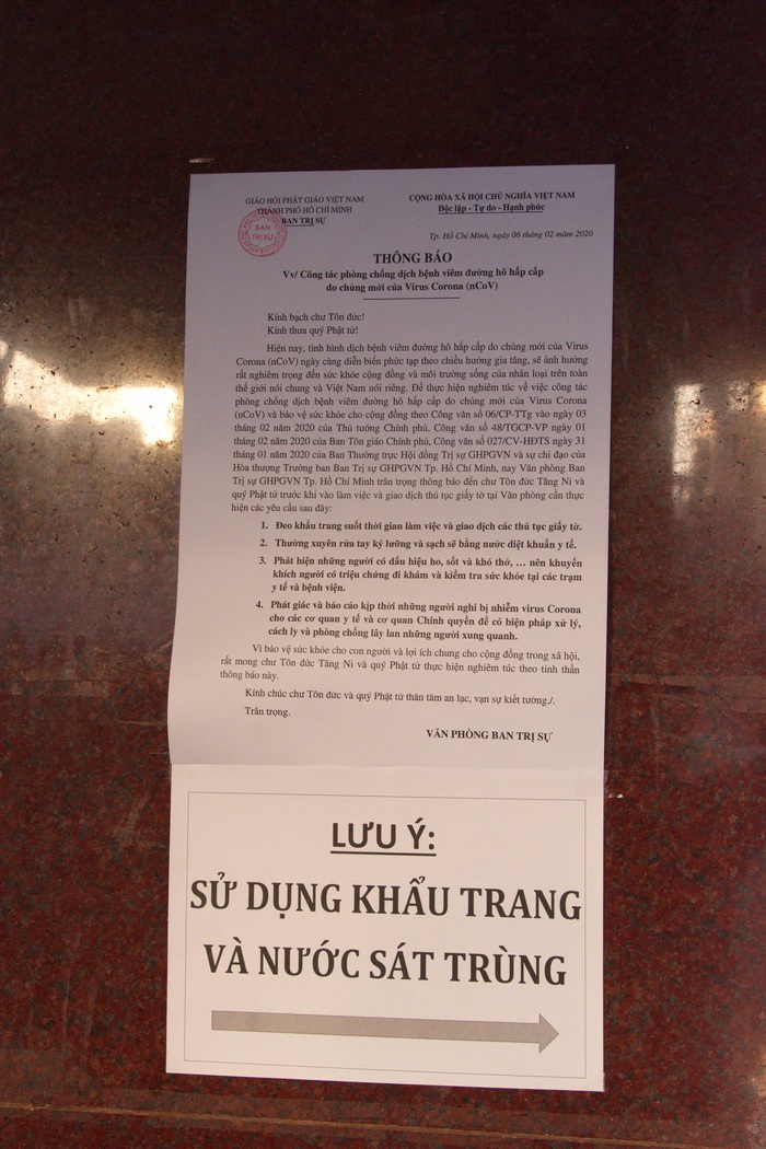 Khuyến cáo an toàn cho mùa dịch được dán ở chùa Việt Nam Quốc Tự