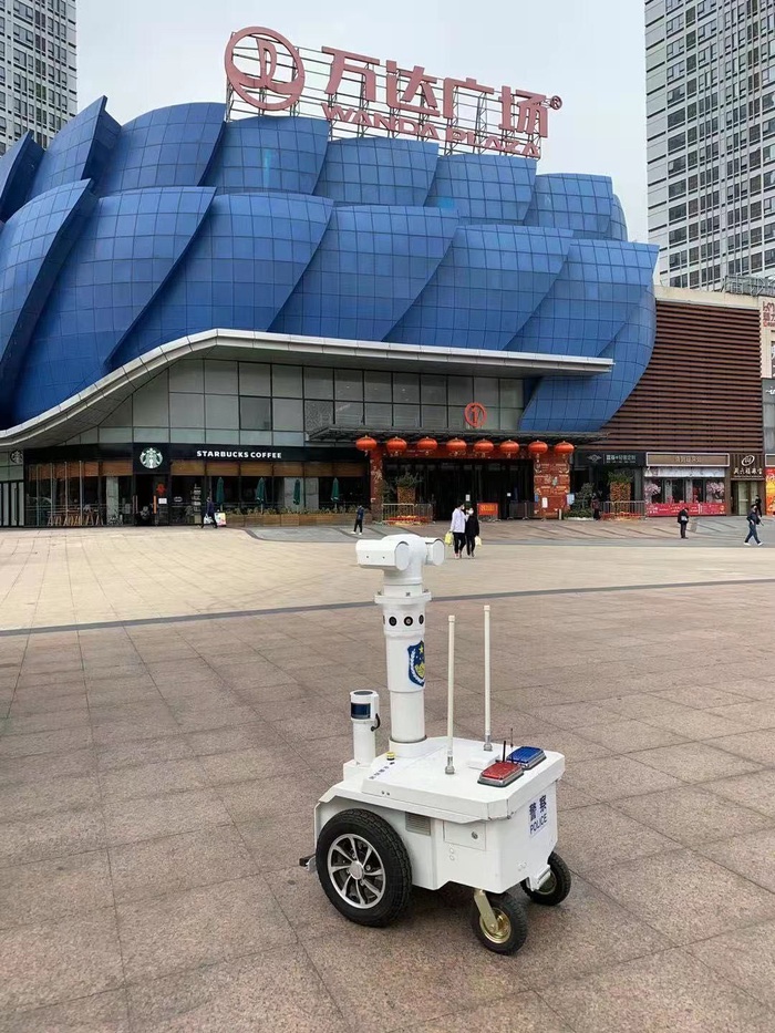 Robot cũng có khả năng kiểm tra nhiệt độ cơ thể của người ở cách nó 5m đang làm việc bên ngoài một trung tâm mua sắm ở Quảng Châu