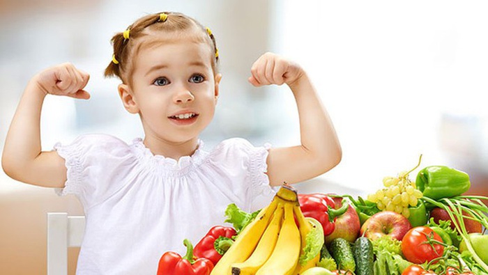Cha mẹ dạy con ăn uống các thực phẩm giúp tăng sức đề kháng cho cơ thể. Ảnh minh họa