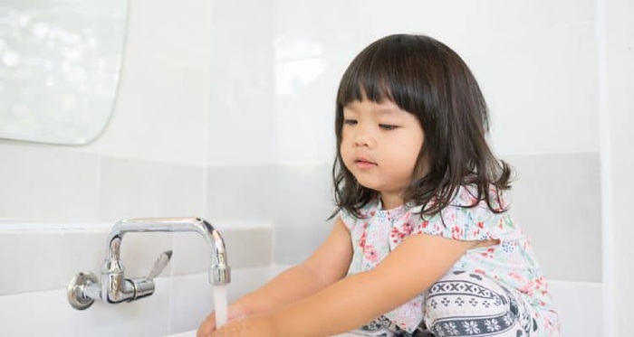 Cha mẹ dạy con rửa tay đúng cách để phòng tránh dịch cúm corona. Ảnh minh họa