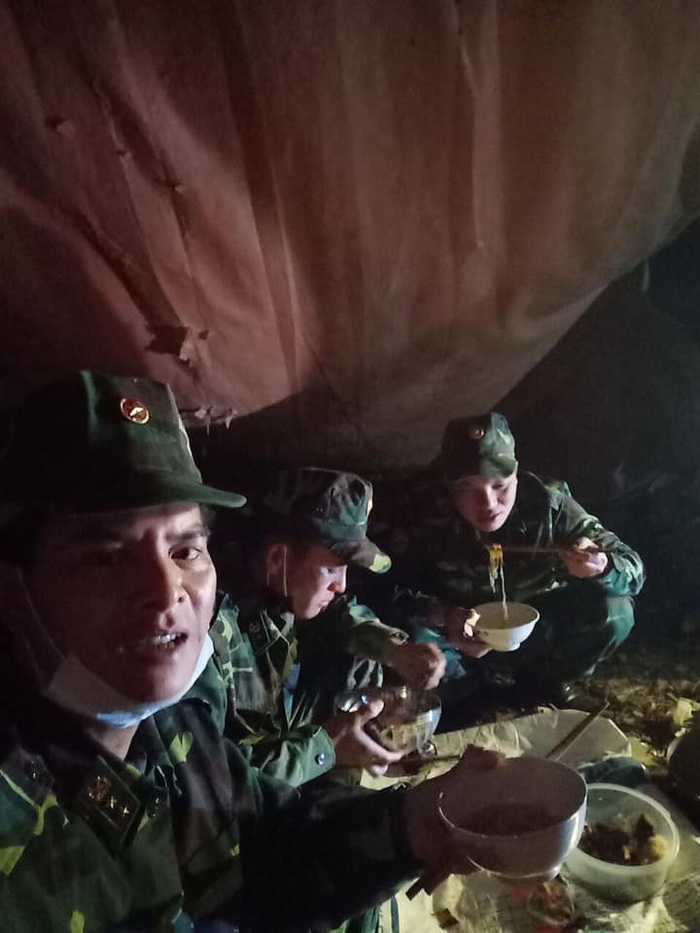 Biên phòng Lào Cai: Các chốt chặn phòng dịch Covid -19 ở biên giới không có giờ nghỉ - Ảnh 4.