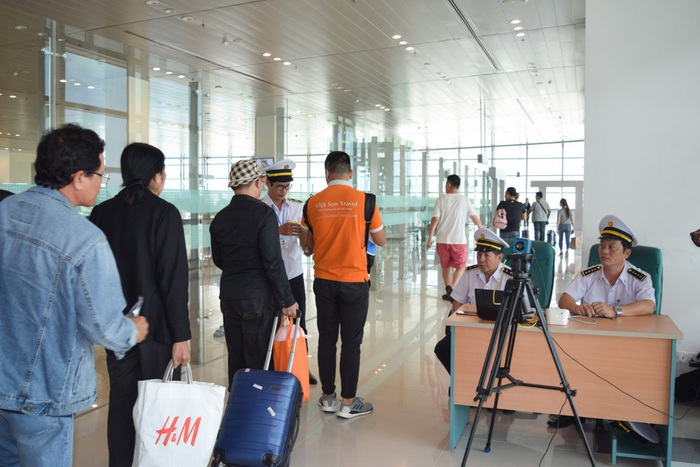 Vừa xuống sân bay, hơn 600 hành khách từ Hàn Quốc về Việt Nam được cách ly - Ảnh 1.