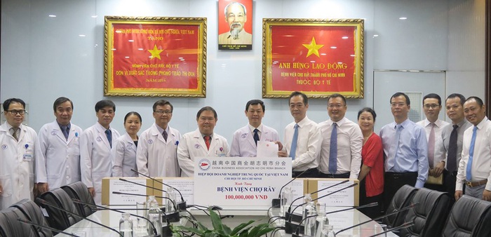 Tổng Lãnh sự Trung Quốc tại TPHCM thăm và cảm ơn Bệnh viện Chợ Rẫy - Ảnh 1.