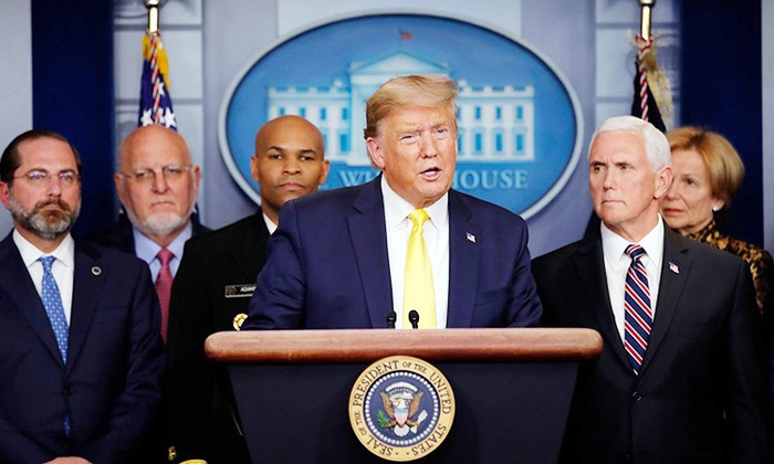 Tổng thống Donald Trump (giữa) phát biểu trong cuộc họp báo ở Nhà Trắng