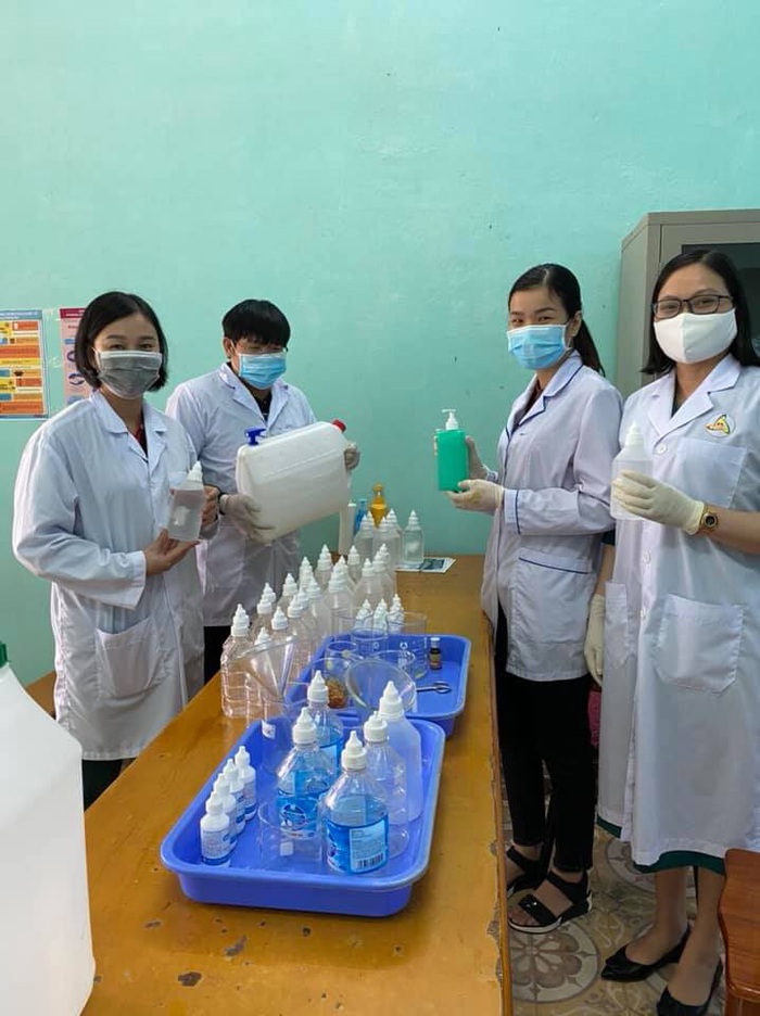 Trường Nguyễn Bình pha chế thành công nước rửa tay diệt khuẩn tặng miễn phí hơn 700 học sinh  - Ảnh 5.