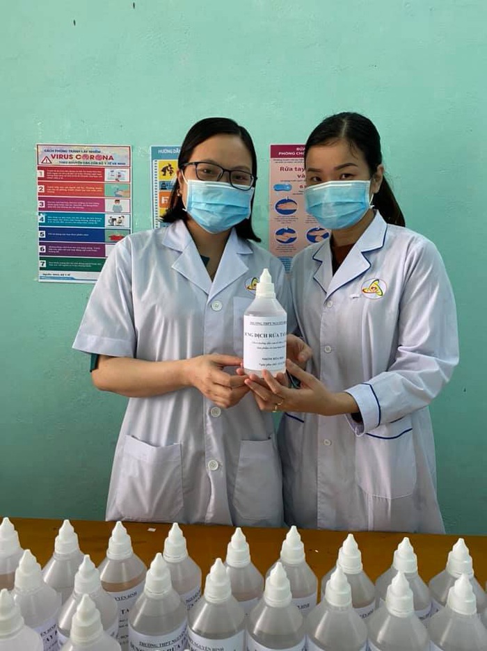 Trường Nguyễn Bình pha chế thành công nước rửa tay diệt khuẩn tặng miễn phí hơn 700 học sinh  - Ảnh 1.