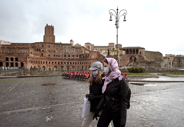 Hai phụ nữ đi trong thành phố Rome vắng vẻ