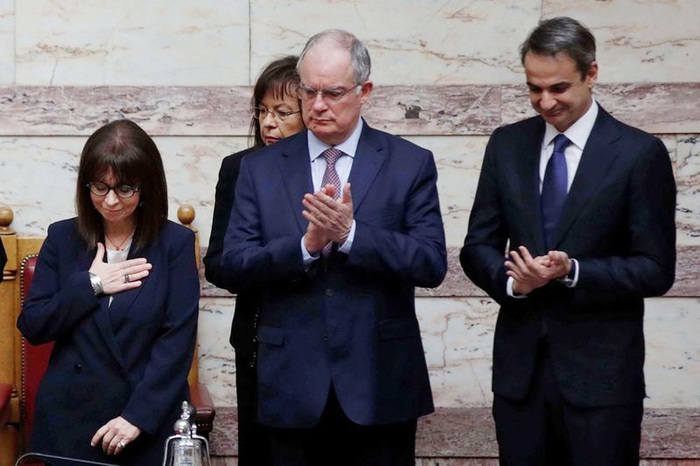 Thủ tướng Kyriakos Mitsotakis (giữa) vỗ tay chúc mừng bà Ekaterini Sakellaropoulou