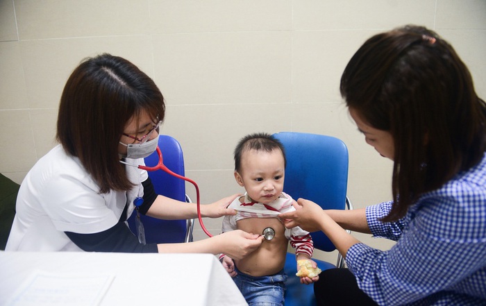 Một em bé được đưa đi khám vì nghi viêm phỗi