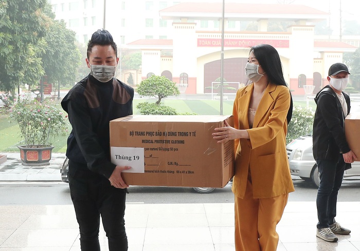 Ca sĩ Tùng Dương và Phạm Thùy Dung tặng trang phục bảo hộ cho Bộ Tư lệnh Biên phòng