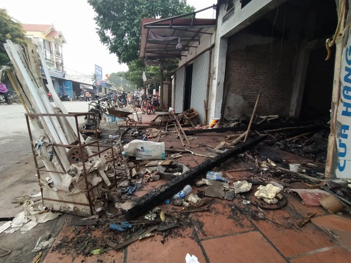 Vụ cháy nhà 3 người tử vong ở Hưng Yên: Hé lộ hình ảnh 2 đối tượng phóng hỏa - Ảnh 1.