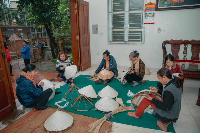 Vui nghề làm nón làng Chuông - Ảnh 1.