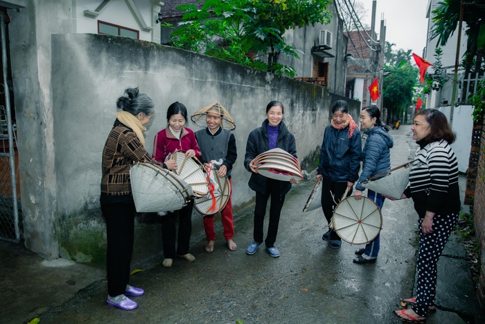 Vui nghề làm nón làng Chuông - Ảnh 13.