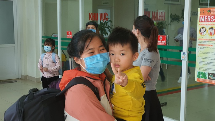 Trong số 30 hành khách từ Vũ Hán trở về được cách ly, có nhiều phụ nữ và trẻ em