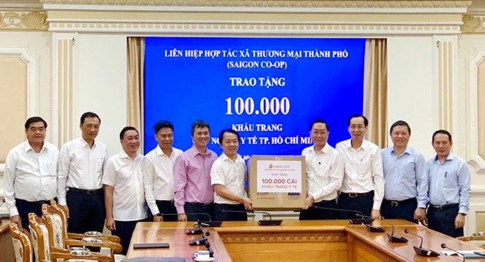 Saigon Co.op trao tặng 100.000 khẩu trang cho ngành y tế TPHCM - Ảnh 1.