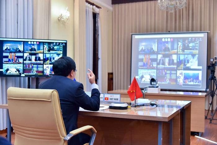 Phó Thủ tướng, Bộ trưởng Phạm Bình Minh trao đổi với đại diện các nước