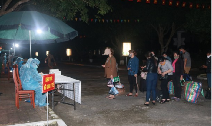 Nghệ An: Tiếp nhận hàng trăm công dân lao động từ Lào, Thái Lan về cách ly trong đêm - Ảnh 1.