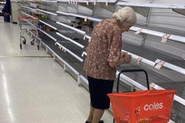 Cụ bà Australia bật khóc trước kệ siêu thị trống trơn - Ảnh 1.