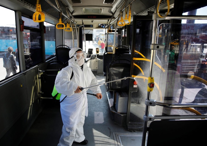 Vệ sinh phương tiện giao thông công cộng nhằm giảm nguy cơ lây nhiễm Covid-19  - Ảnh 2.
