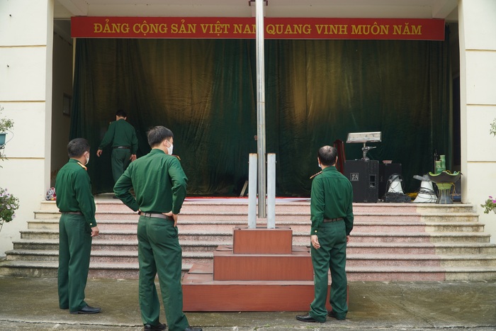 Những chiến sỹ áo xanh, sắn tay cùng chuẩn bị buổi lễ về nhà cho công dân cách ly tập trung - Ảnh 2.