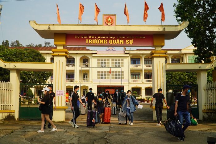 Hết hạn cách ly tập trung tại Bắc Ninh, công dân nữ phấn khởi khi được về nhà - Ảnh 13.