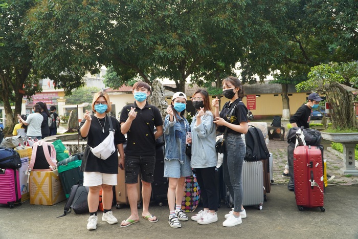 Hết hạn cách ly tập trung tại Bắc Ninh, công dân nữ phấn khởi khi được về nhà - Ảnh 3.
