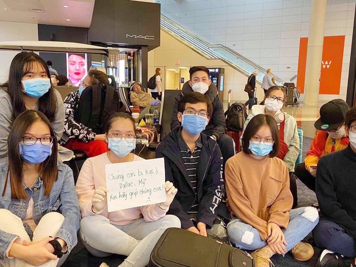 Một số du học sinh trong nhóm người Việt mắc kẹt tại sân bay Dallas (Mỹ) cầu cứu sự giúp đỡ trên mạng xã hội