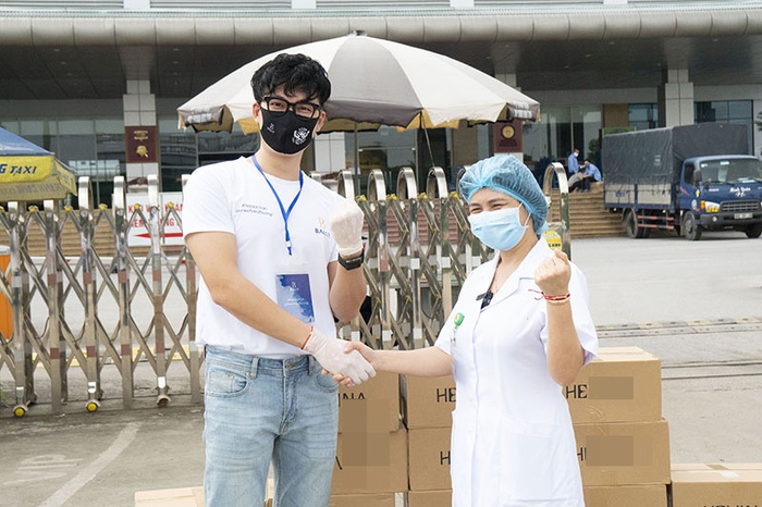 Diễn viên Đình Tú tặng nước súc miệng cho Bệnh viện Nhiệt đới Trung ương