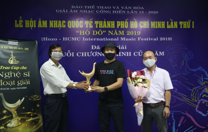 Nhạc sĩ Huy Tuấn và êkíp nhận giải Cống Hiến với khẩu trang phòng dịch Covid